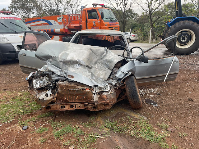  Veículo bate contra trator entre Jandaia do Sul e Bom Sucesso
