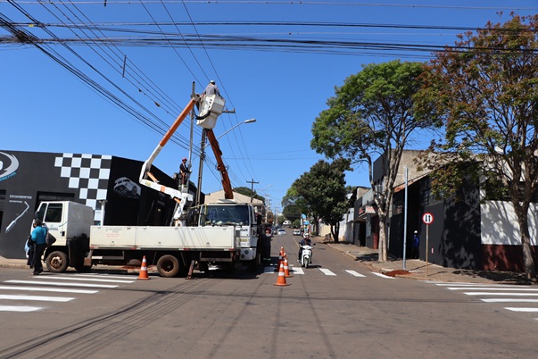  Setor de Iluminação da Prefeitura inicia instalação de mais semáforos em Ivaiporã