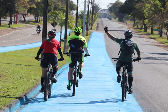  Prefeitura de Ivaiporã inicia pintura da ciclofaixa na Avenida Ladislao Gil Fernandez