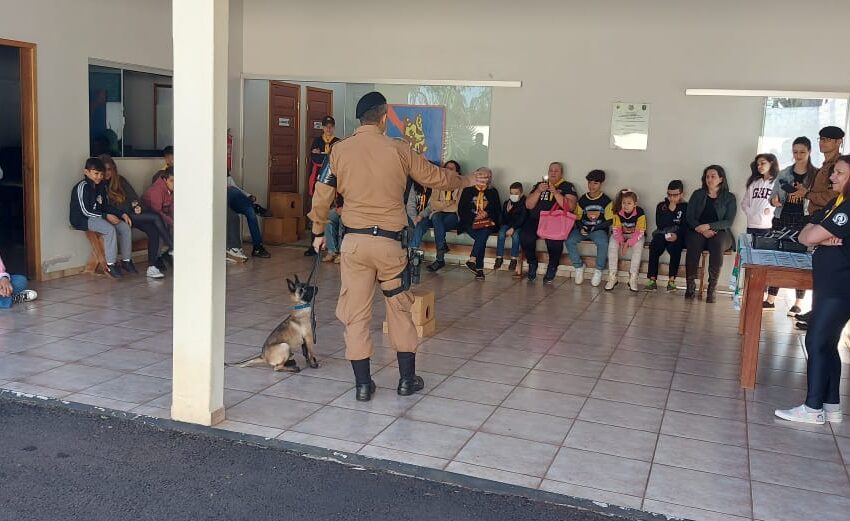  Escoteiros visitam o 10º Batalhão de Polícia Militar