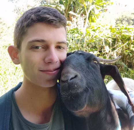  Jovem faz sucesso nas redes cantando hits ao lado de cabra e galo em sítio do Paraná