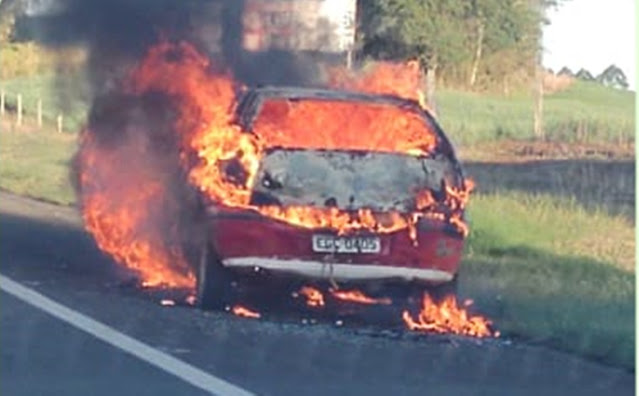  Carro pega fogo na BR-376, entre Ortigueira e Mauá da Serra
