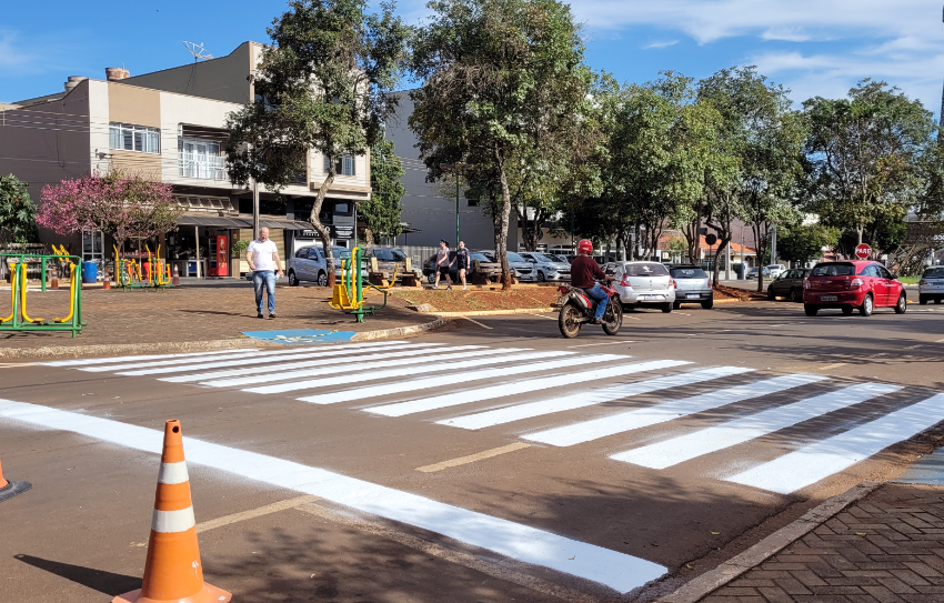  Prefeitura de Ivaiporã pinta cerca de 5 mil m² de faixa de pedestres para reforçar mobilidade urbana