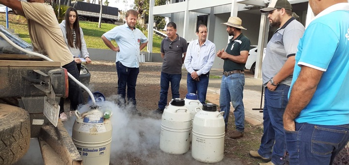  Prefeitura de Jardim Alegre abastece botijões de Nitrogênio líquido para produtores rurais