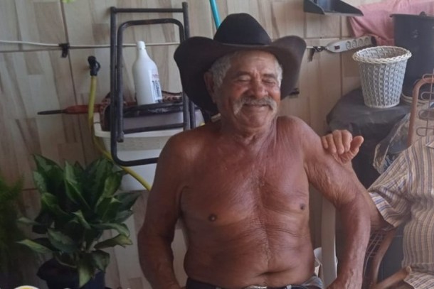  Nem no frio: morador da região não usa camisa há mais de 50 anos