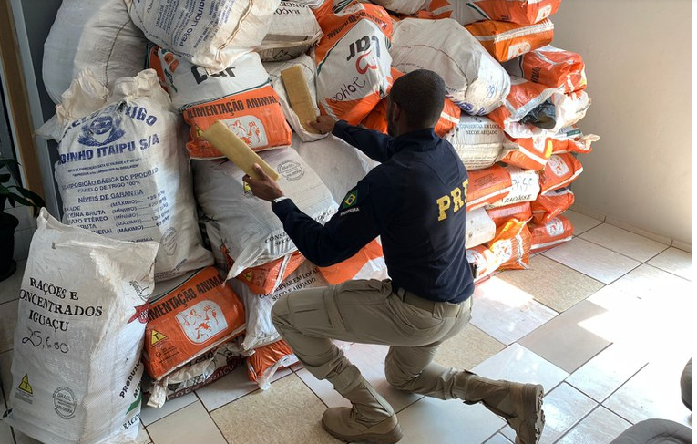  PRF apreende baú carregado com duas toneladas de maconha no Paraná