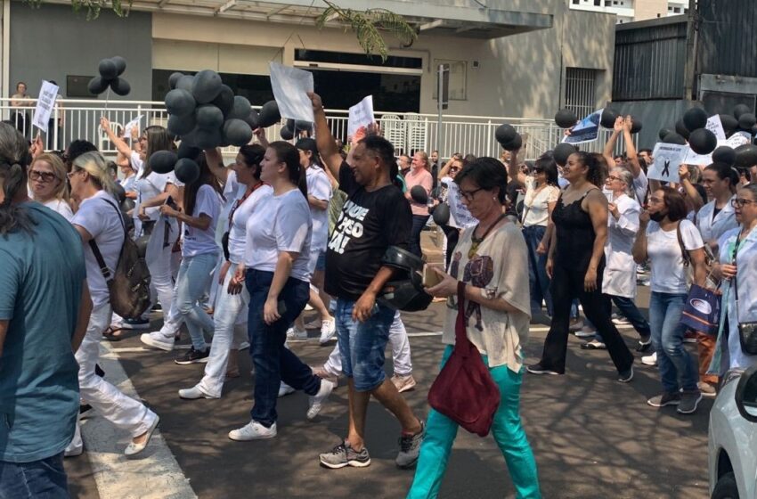  Profissionais de enfermagem protestam em Maringá pelo pagamento do piso salarial