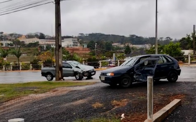  Colisão entre carros é registrado em Ortigueira