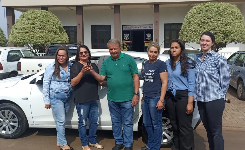  Gestão Municipal e Secretaria de Assistência Social de Grandes Rios entrega carro zero km para o CRAS