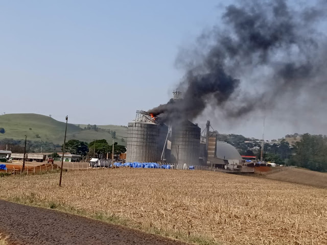  Incêndio atingiu silos da Cocari em Kaloré