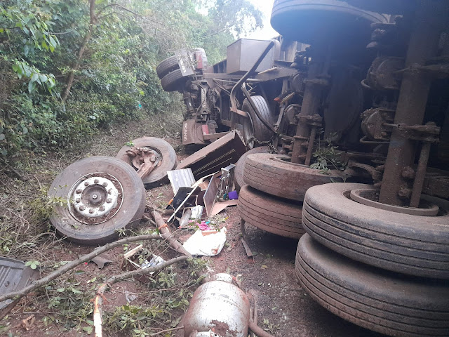  Caminhão tomba na PR-455 saída de Mauá da Serra para Tamarana