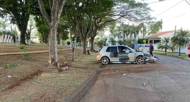  IVAIPORÃ – Motorista bate em árvore e abandona veículo