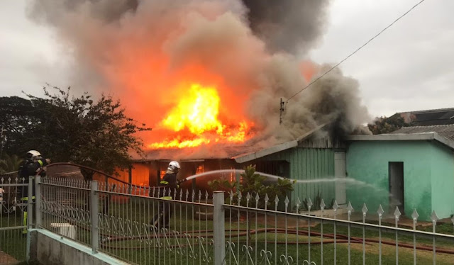  Incêndio em residência mobiliza Corpo de Bomveiros em Ivaiporã