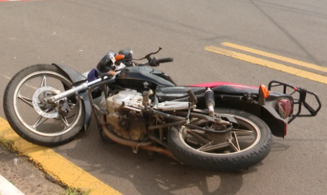  Homem morre depois de bater moto contra poste