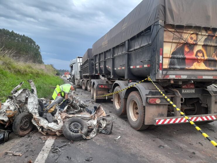  Acidente entre carro e duas carretas deixa motorista morto entre Mauá da Serra e Ortigueira