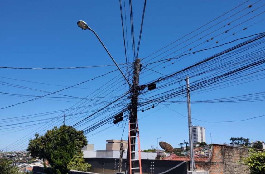  Apucarana fixa prazo para Copel retirar cabos soltos e reposicionar rede fora da altura regulamentar