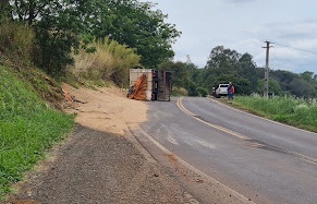  Carreta carregada com trigo tombou na PR-453 em Borrazópolis