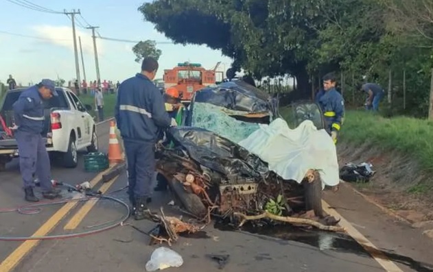  REGIÃO – Acidente entre carro e caminhão na PR-576 mata dois ex-prefeitos
