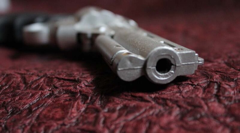  Menino de 10 anos morre atingido por disparo acidental ao brincar com arma
