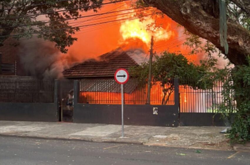  Incêndio em residência de madeira deixa uma pessoa morta e 3 feridos em Maringá
