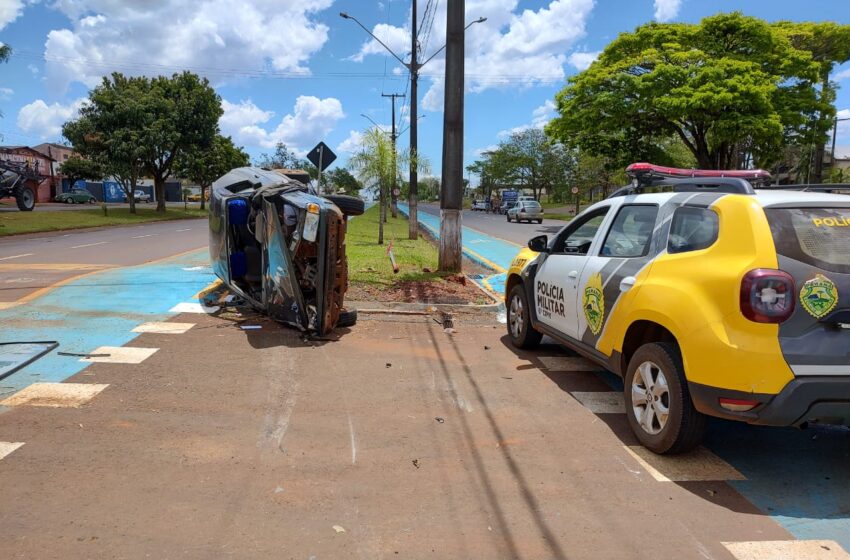  Veículo Gol capotou na Avenida Ladislao Gil Fernandez em Ivaiporã