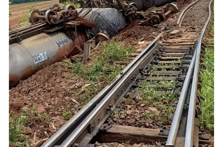  Vagões de trem descarrilam em linha férrea de Marilândia do Sul