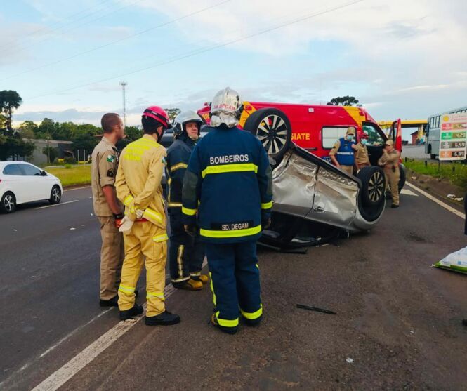  Colisão deixa duas pessoas feridas no trevo de acesso a rodovia do milho em Apucarana