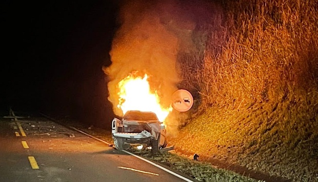  Saveiro pega fogo após acidente na Rodovia do Milho