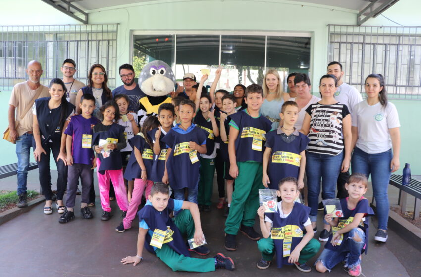  Crianças do Programa de Formação Super Agente de Combate à Dengue vistoriam residências em Ivaiporã