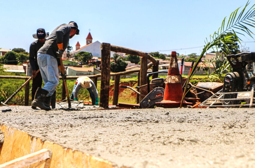  Revitalização do Japira avança com concretagem de calçada e mirante