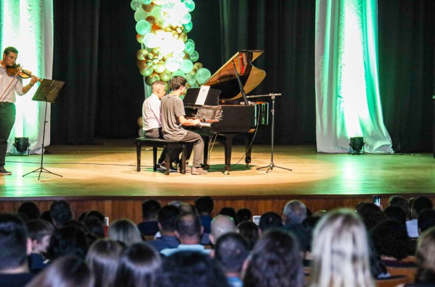  Recital de piano reúne 44 alunos da Escola Municipal de Artes