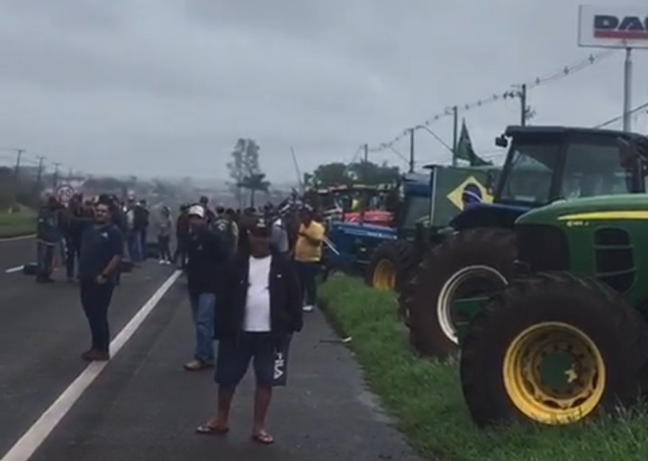 Após PRF retirar caminhoneiros, agora agricultores protestam em rodovia de Marialva