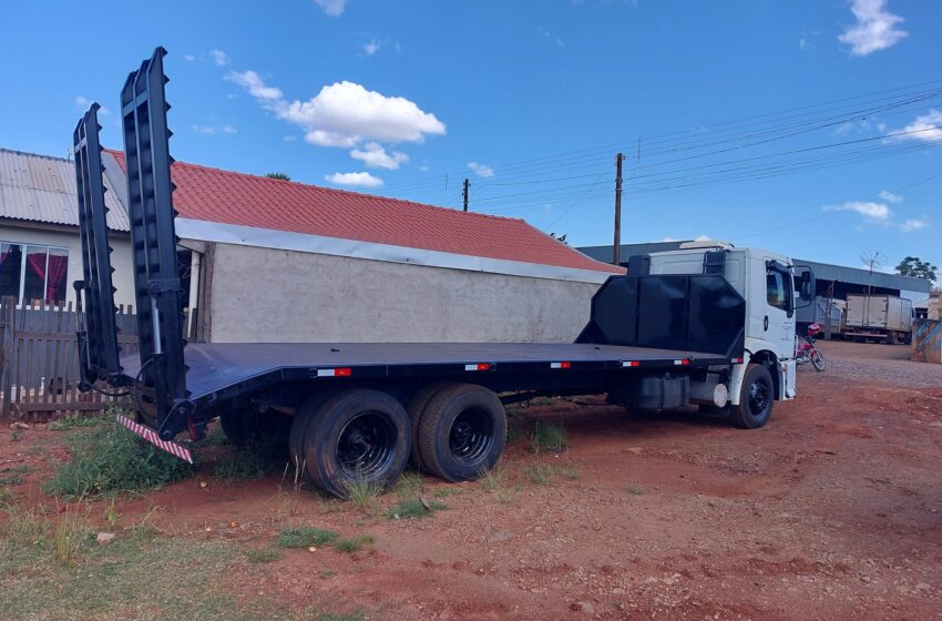  Prefeitura de Ariranha do Ivaí adquire nova carroceria prancha para o transporte de máquinas