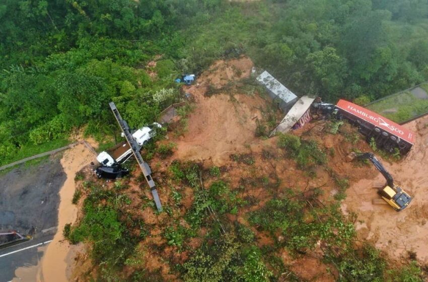  Deslizamento de terra em Guaratuba causa duas mortes e bloqueios na BR-376