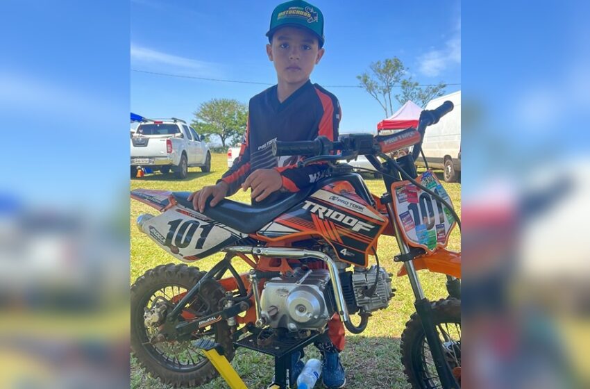  O garoto Arthur, 08 anos, de Faxinal foi vice-campeão em sua categoria da Copa Paraná de Motocross