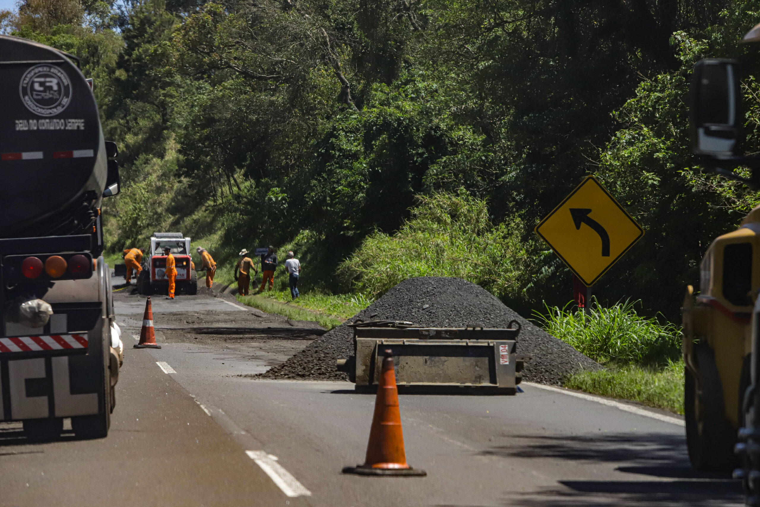 Trabalho de recape de pista na estrada. Foto: Roberto Dziura Jr./AEN