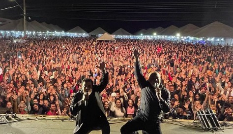  Rick e Renner reuniu milhares de pessoas na noite de sábado no Pirapó em Apucarana