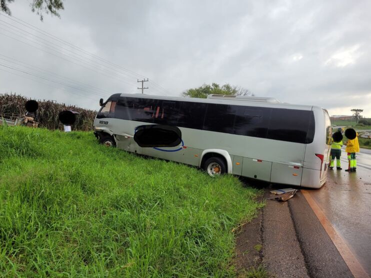  Acidente entre ônibus e caminhonete deixa três feridos na BR-376