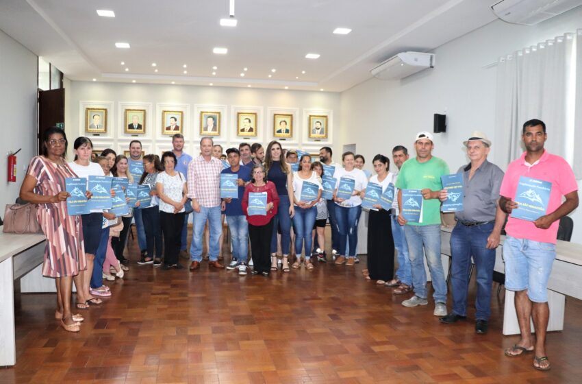  Prefeitura de Ivaiporã realiza sonho de moradores da Vila São Sebastião entregando 30 Matrículas de Imóveis