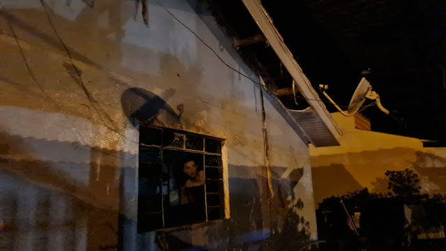  Colchão pega fogo e idosos são retirados de casa em Borrazópolis
