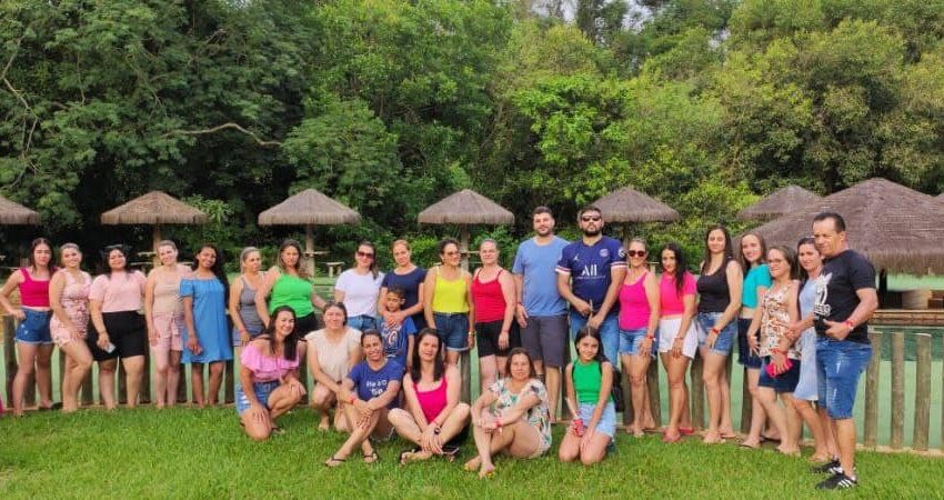  Prefeitura de Rio Branco do Ivaí leva professores para parque aquático da região