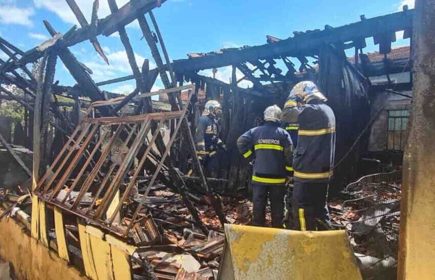  Família pede doações após fogo destruir casa em São João do Ivaí