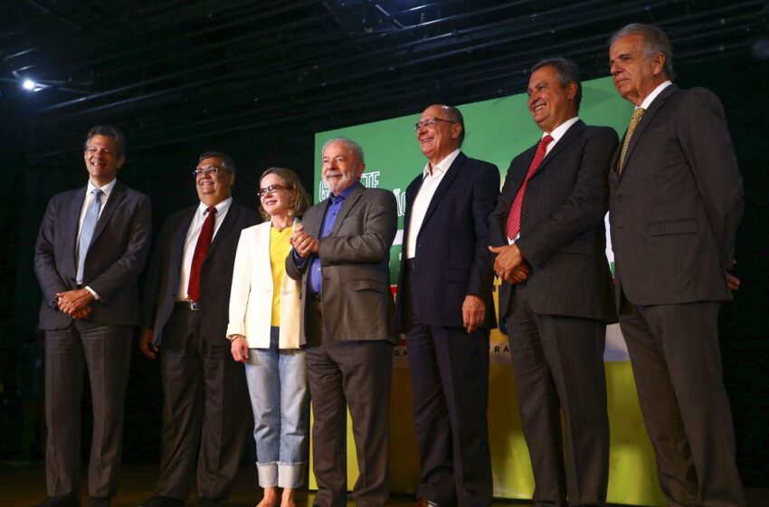  Lula anuncia cinco ministros do futuro governo
