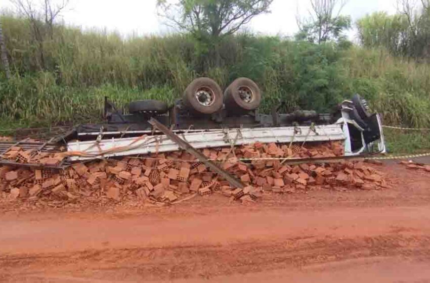  Caminhão de tijolos tomba na PR-090 e causa morte de ajudante