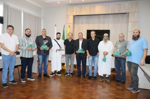  Prefeito de Ivaiporã recebe compradores e negociantes libaneses e palestinos ligados à criação e abate de frango halal
