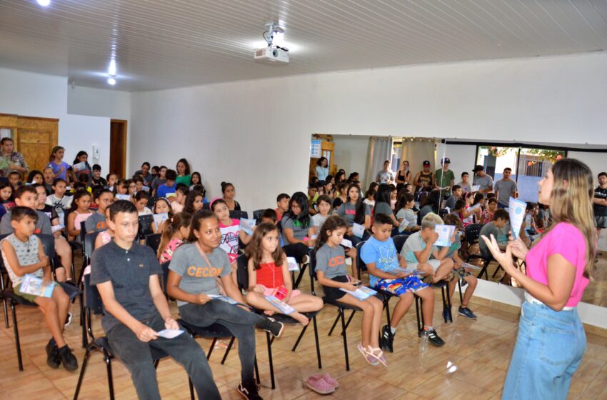  Alunos do Cecom recebem cartilha do Programa Castrapet Paraná
