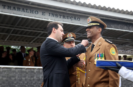 O governador Carlos Massa Ratinho Júnior nomeou nesta segunda-feira (9) o coronel do quadro de oficiais, Sérgio Almir Teixeira, para o comando da Polícia Militar do Paraná. Nascido no dia 22 de Janeiro de 1972, em Cascavel, no Oeste paranaense, é o primeiro homem negro em 168 anos a assumir o posto.
Foto Gilson Abreu/Aen