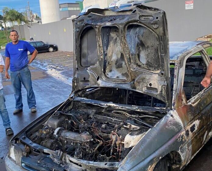  Morador de Cambira coloca fogo no próprio carro