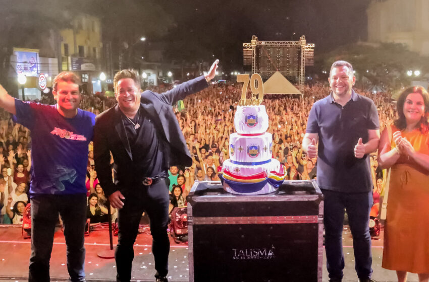 Show de Leonardo reúne 40 mil pessoas no aniversário de Apucarana
