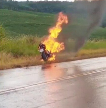  Motocicleta pega fogo após queda entre Jandaia do Sul